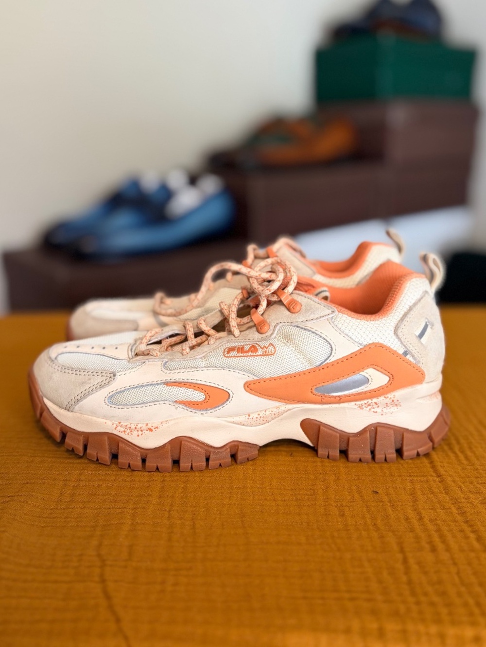 *pre-loved* Fila Women’s Ray Tracer Tr2 – Ecru/Coral